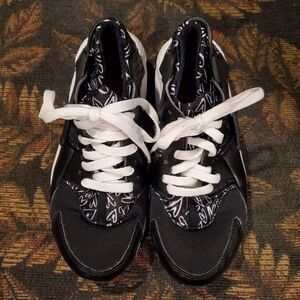 Black and White Valentine's Day Nike Hauraches